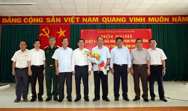 Phó Thủ tướng Vương Đình Huệ trao quyết định nghỉ hưu cho ông Lê Hùng Dũng.