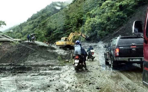 Km119 đoạn qua địa phận xã Huổi Lèng tiếp tục có bùn nhão tràn xuống tiềm ẩn nguy cơ tắc nghẽn giao thông cục bộ đoạn tuyến trên.