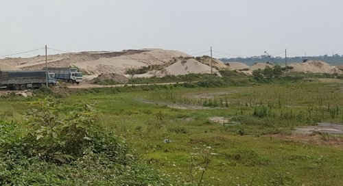Bãi cát không phép, sai phép trong khu vực thực hiện dự án Cảng Vạn Điểm (huyện Thường Tín).