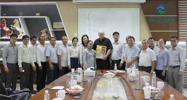 Lãnh đạo dự án – Savannakhet – Lào tặng quà lưu niệm cho Lãnh đạo VWS