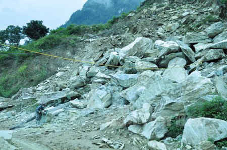 Huyện Văn Chấn ngăn chặn triệt để các đối tượng khai thác đá cảnh trái phép