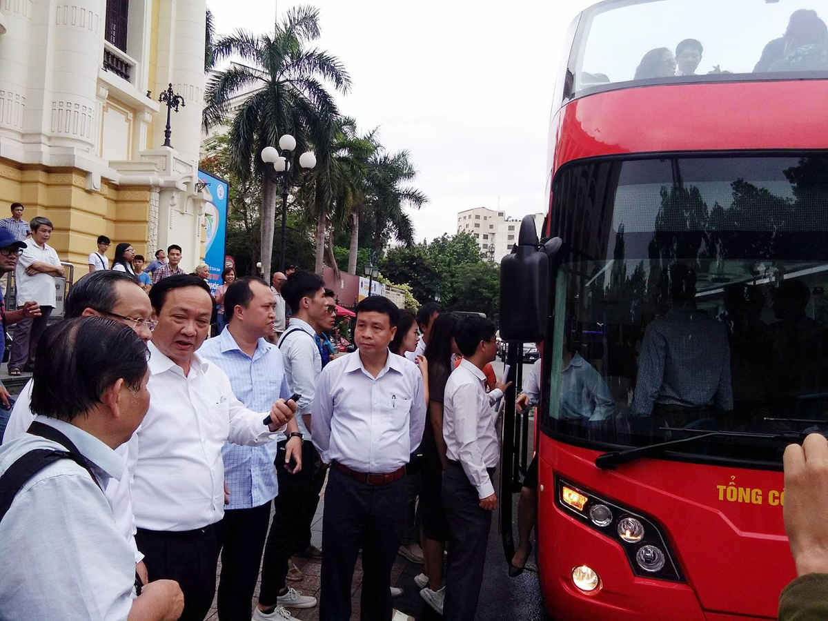 Phó chủ tịch UBND TP Hà Nội Nguyễn Thế Hùng và các cán bộ lên xe tham quan.
