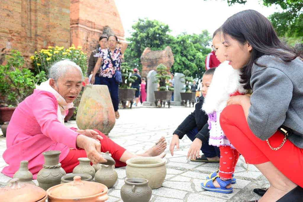Di tích Tháp Bà Ponagar, gắn với văn hóa Chăm là một trong những địa chỉ thu hút khách thăm quan tại Nha Trang