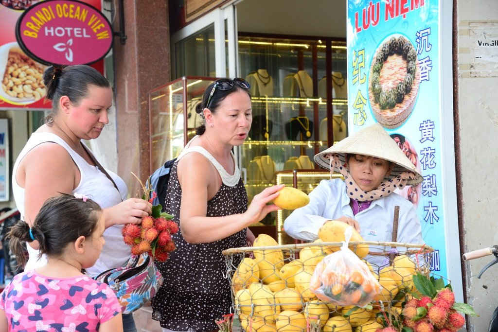 Cùng với Mũi Né (Phan Thiết, tỉnh Bình Thuận), Nha Trang đang là địa chỉ ưa thích của du khách Nga. Trong vài ba năm gần đây, Nga luôn là quốc gia có lượng khách đến Nha Trang đông nhất. Nha Trang cũng là nơi có nhiều công dân Nga chọn làm nơi làm ăn, sinh sống