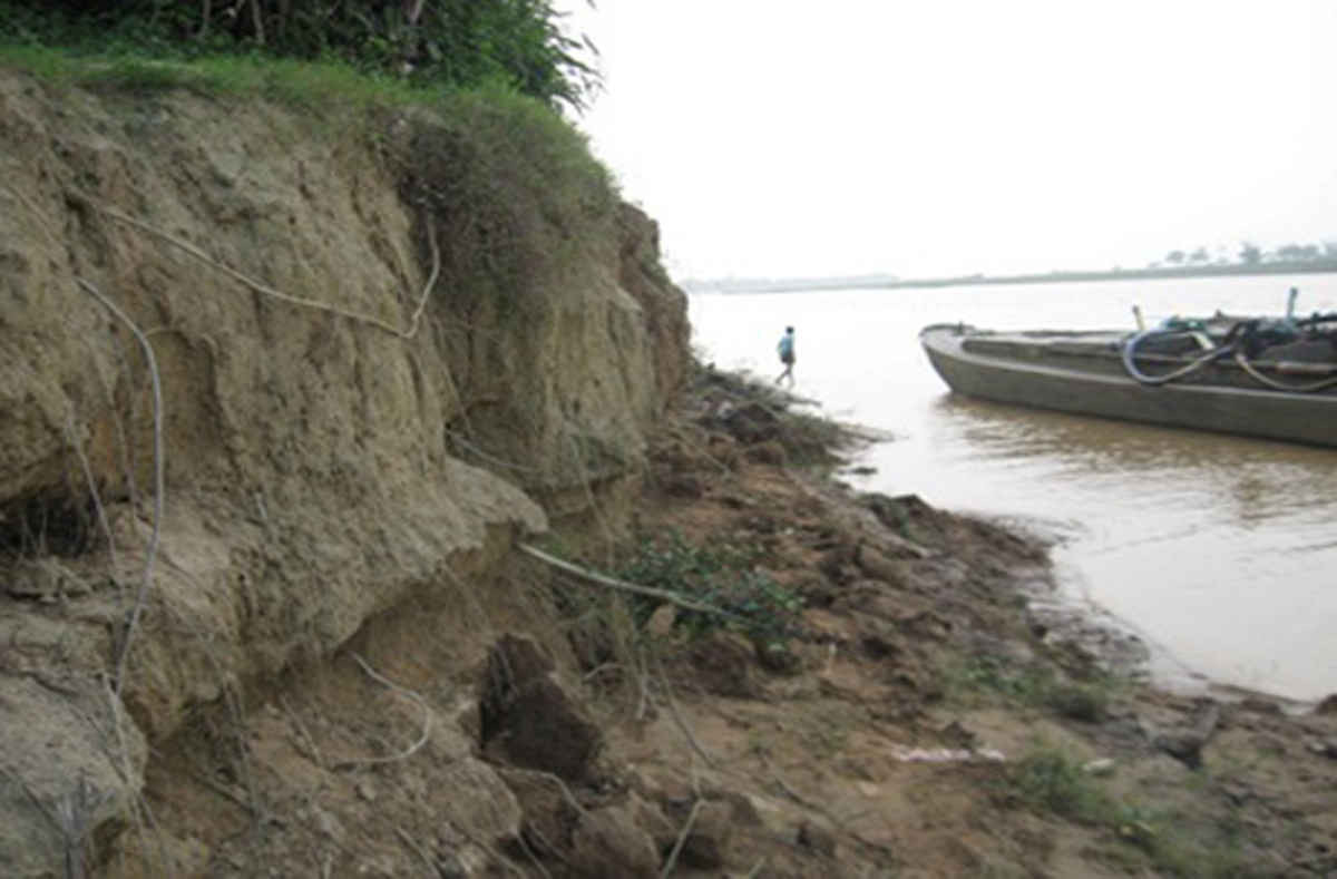 Chủ tịch UBND tỉnh Trần Ngọc Căng yêu cầu các sở ban ngành phối hợp tìm biện pháp gia cố phù hợp nhằm hạn chế tình trạng xói lở lòng sông Trà Câu