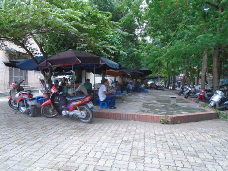 Hàng quán chiếm dụng một phần sân chơi KĐT Định Công, quận Hoàng Mai
