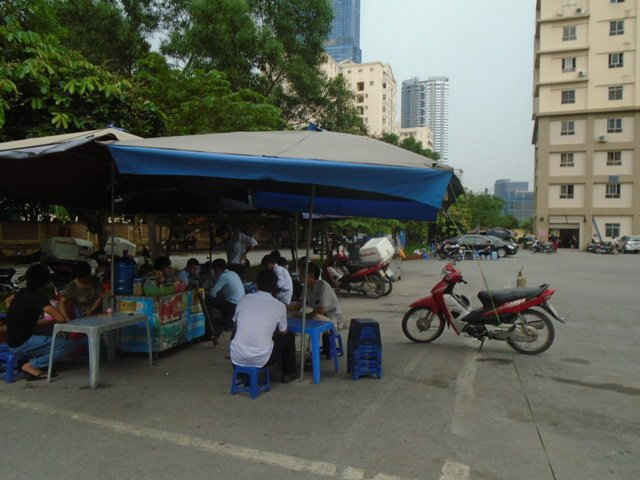 Khu vực sân chơi giữa tòa nhà B6A, B6C khu đô thị Nam Trung Yên bị hàng quán chiếm dụng