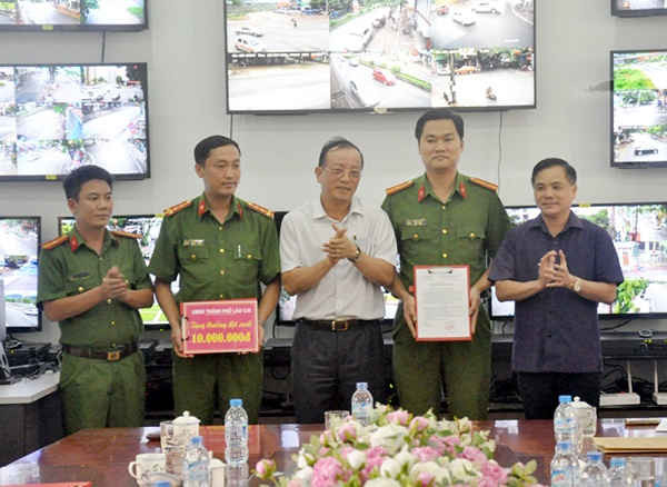 Lãnh đạo thành phố Lào Cai tới thăm chúc mừng chiến công của các chiến sỹ Đội Cảnh sát điều tra tội phạm về ma túy Công an thành phố
