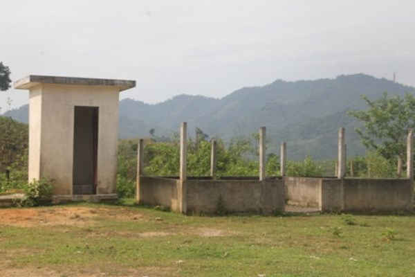 Hệ thống nước sinh hoạt ở khu tái định cư Huôi Sai bị hư hỏng khiến cho người dân nơi đây thiếu nước trầm trọng