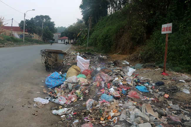 Thói quen vứt rác bừa bãi đã và đang làm cho thực hiện tiêu chí môi trường gặp nhiều khó khăn.