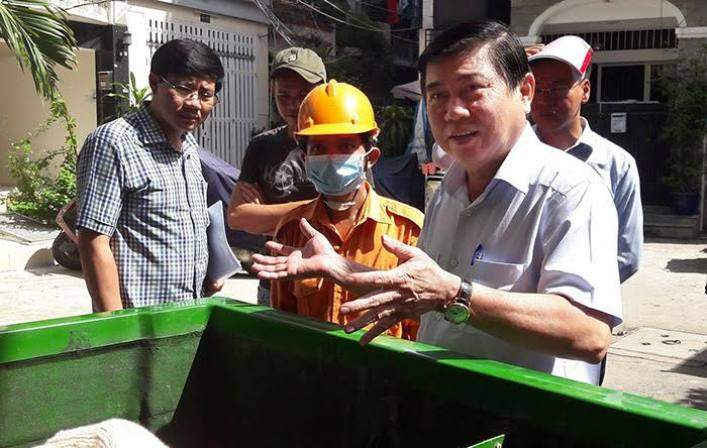 Chủ tịch UBND TPHCM Nguyễn Thành Phong trao đổi với bà con và công nhân gom rác phân loại tại hẻm 25 Nguyễn Bỉnh Khiêm. Ảnh: VGP/Trần Nhật Minh