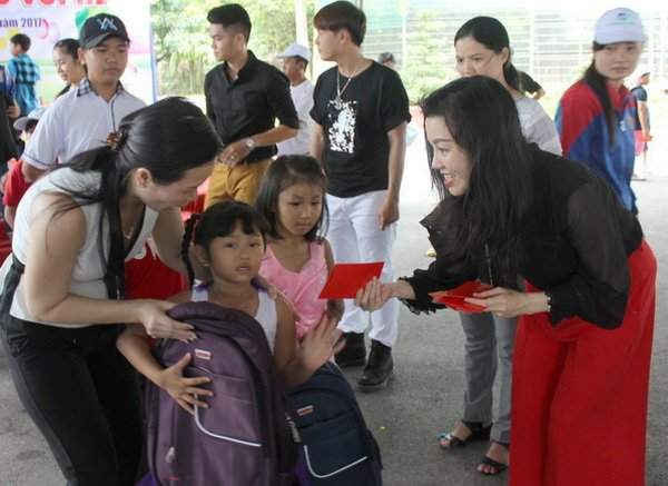 Bà Huỳnh Thị Lan Phương – Phó Tổng Giám đốc VWS tặng quà và lì xì cho các em thiếu nhi