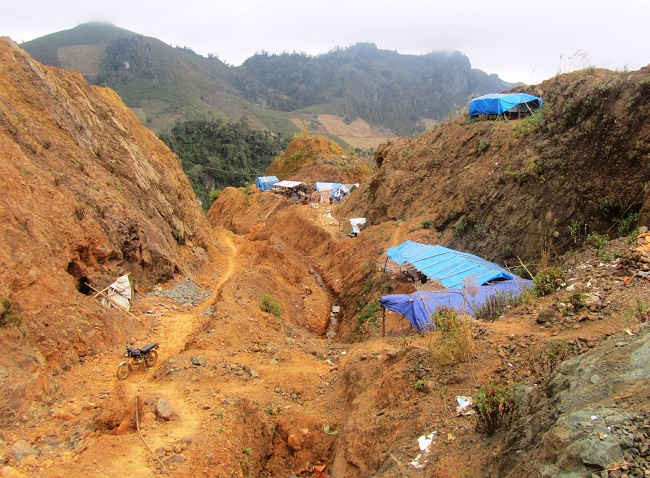 Hiện trạng đất bị cày xới sau khai thác vàng tại điểm mỏ bản Háng Trợ, xã Phì Nhừ, huyện Điện Biên Đông 