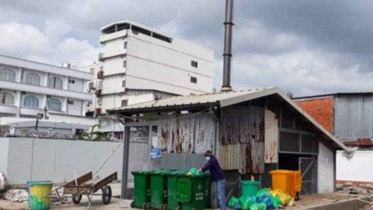 Bệnh viện Sản nhi là một trong nhiều bệnh viện tại Cà Mau vi phạm về môi trường. Ảnh: Báo SKĐS