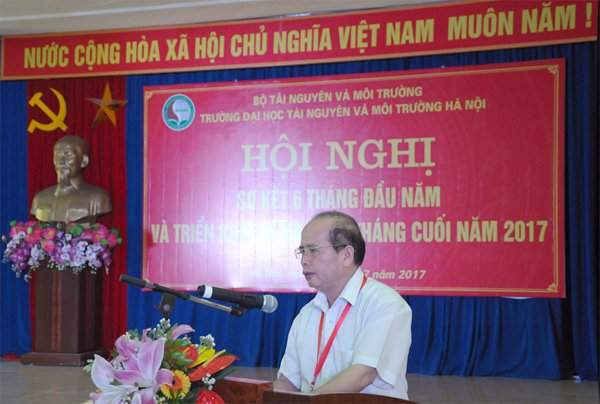  Phó giáo sư, tiến sĩ Nguyễn Ngọc Thanh hiệu trưởng phát biểu tại hội nghị