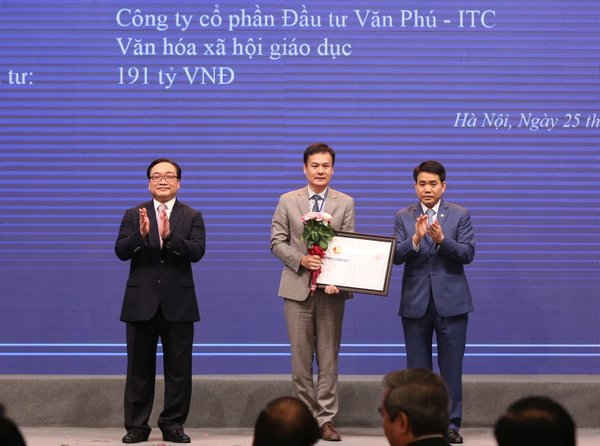 Đại diện Công ty CP Đầu tư Văn Phú – ITC nhận Quyết định chủ trương đầu tư Khu văn hóa thể thao và dịch vụ Nam Từ Liêm.