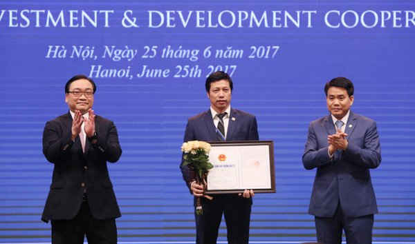 Ông Tô Như Toàn – Chủ tịch HĐQT Công ty TP Đầu tư Văn Phú – Invest nhận bằng khen của Bí Thư Hoàng Trung Hải tại Hội nghị