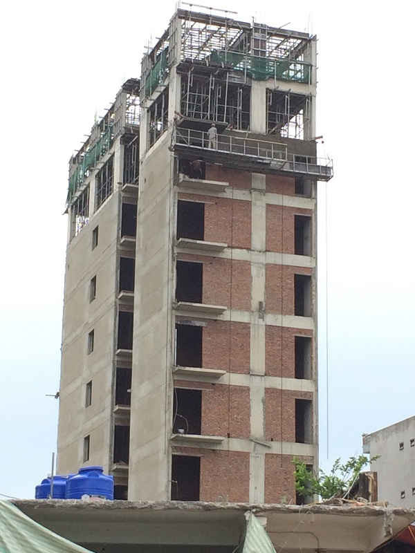Các công nhân vẫn miệt mài xây dựng trên các tầng cao của khách sạn dọc đường Hồ Xuân Hương