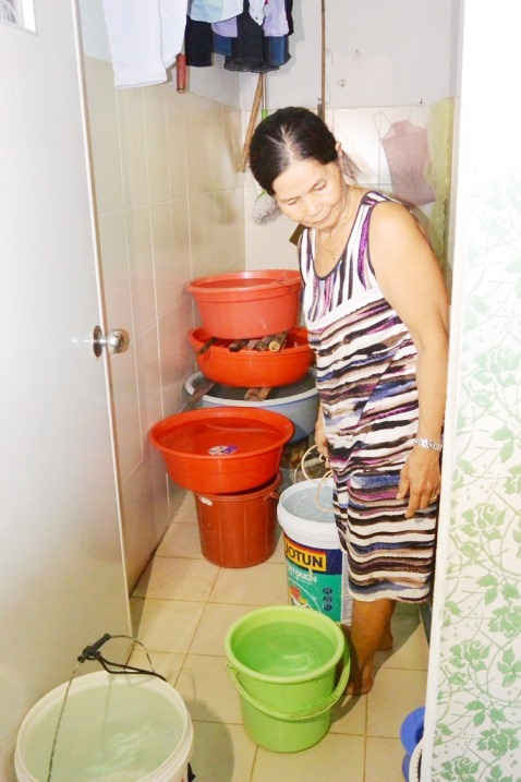 Cư dân ở Chung cư Vịnh Mân Quang phải dự trữ nước để dùng 