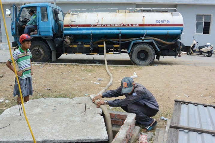 Xe bồn chở nước đến các khu dân cư ở phường Nại Hiên Đông nhưng cũng không đáp ứng đủ nhu cầu của người dân