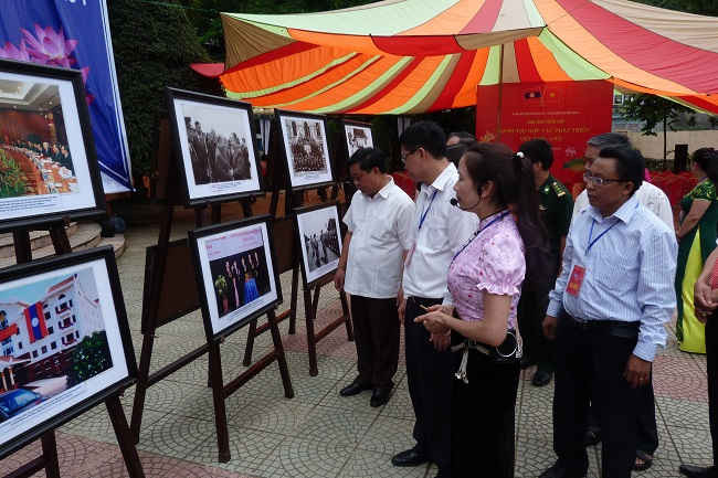 Đông đảo khách tham quan Triển lãm ảnh Thành tựu hợp tác phát triển Việt Nam – Lào