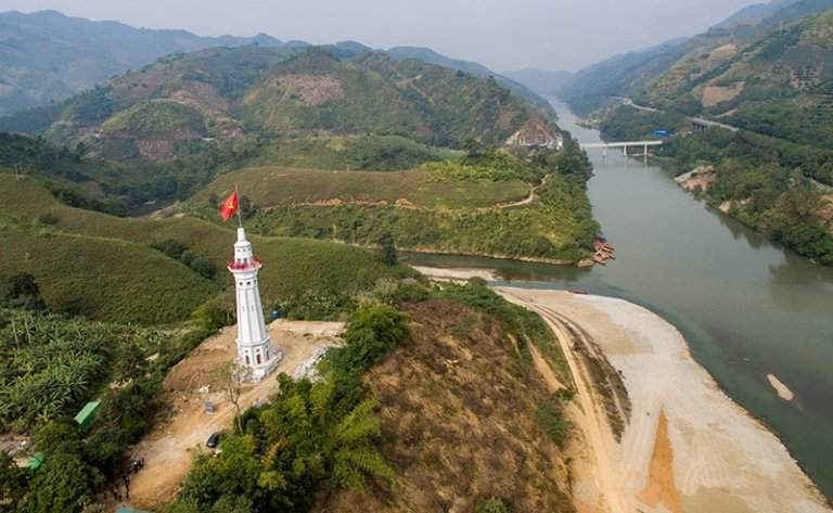 Công  trình xây dựng “Cột cờ Lũng Pô – Nơi con sông Hồng chảy vào đất Việt”.