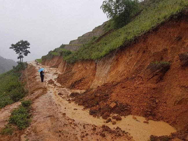 Nhiều tuyến đường liên xã tại huyện Mù Cang Chải bị sạt lở khiến giao thông bị tê liệt