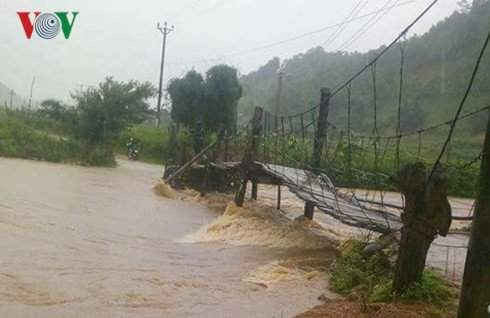 Cầu treo tạm bản Nà Phát, xã Phúc Than, huyện Than Uyên bị hư hỏng trước cơn lũ suối những ngày mưa lũ.