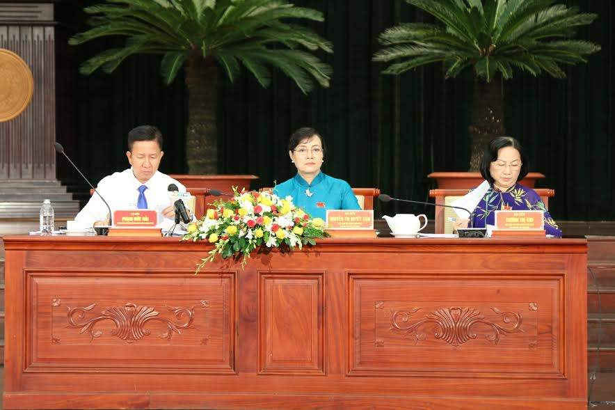 Giám đốc Sở TN&MT TP.HCM Nguyễn Toàn Thắng báo cáo về tình hình ô nhiễm kênh Ba Bò.  Lãnh đạo HĐND TP.HCM chủ trì kỳ họp