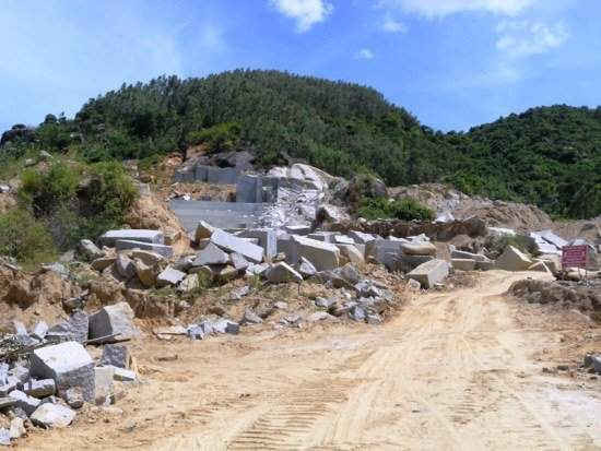 Mỏ đá của Công ty CP Đầu tư và thương mại Viễn Dương nằm gần khu căn cứ cách mạng Chàng Lía và Hố Dông.