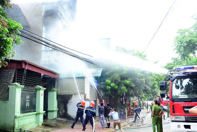 Lực lượng chức năng tham gia chữa cháy ngôi nhà