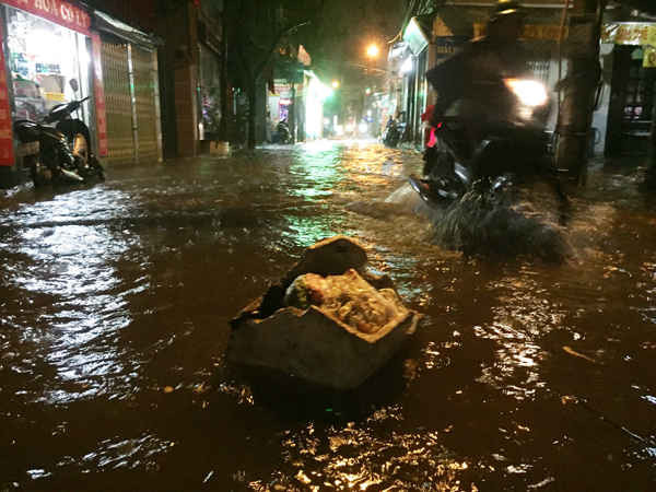 Nhiều tuyến phố ở Thủ đô ngập sâu sau cơn mưa lớn