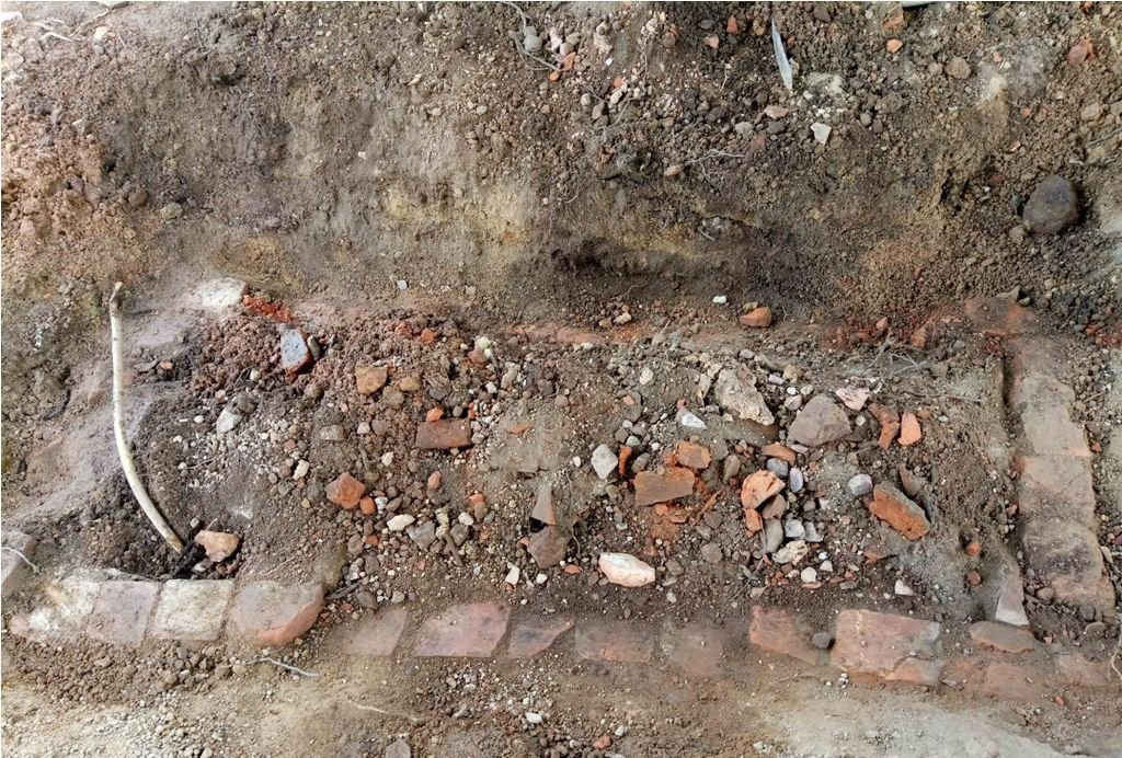 Huyệt mộ vợ vua Tự Đức vừa được tìm thấy, có chiều dài 2,4m, rộng 1,2m, xây bằng vôi vữa, gạch vồ có từ thời xưa