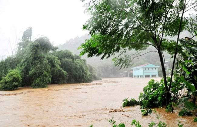 Mưa lớn kéo dài nhiều ngày khiến cho nước lũ dâng cao tại các sông suối ở Lào Cai