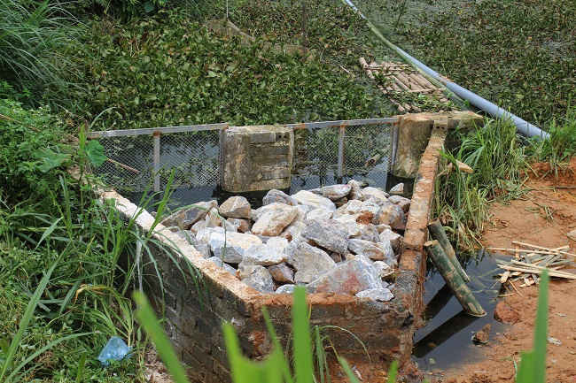 Nước bể chứa xử lý nước thải của doanh nghiệp quá ô nhiễm đến bèo cũng không sống được, người dân làm đập ngăn không cho nước thải chảy xuống hồ thủy lợi đồng Chuổm