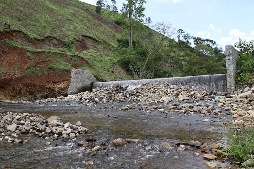 Doanh nghiệp ngang nhiên ngăn chặn, thay đổi dòng chảy của con suối Ea Krông Bông để nuôi cá tầm khiến người dân bức xúc.