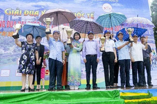 Tặng cúp lưu niệm cho lãnh đạo 2 nước Việt Nam – Trung Quốc tại Lễ khai mạc giải đua xe đạp quốc tế “ Một đường đua - Hai quốc gia”