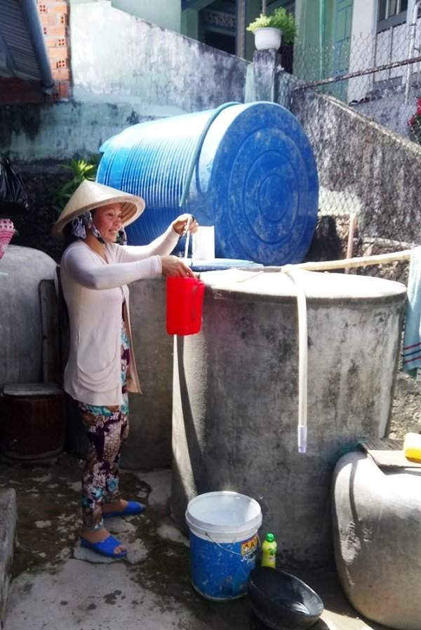 Người dân trên đảo Trí Nguyên thường phải mua nước với giá cao