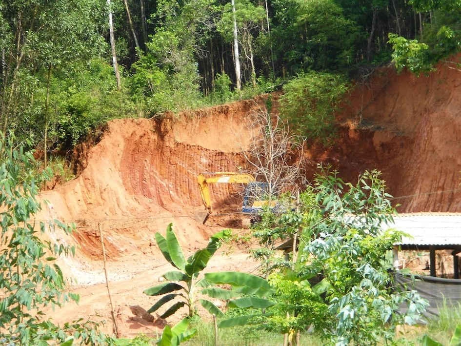 Tình trạng người dân khai thác đất để mở rộng mặt bằng trồng cây đang diễn ra ở nhiều nơi trong huyện Hoài Ân. Trong ảnh: Một trường hợp khai thác đất ở xã Ân Thạnh (huyện Hoài Ân).