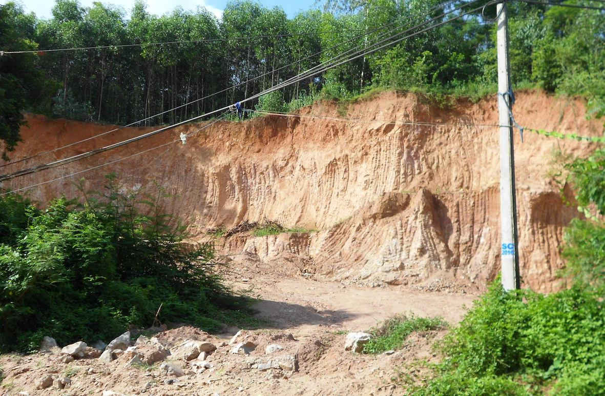 Một khoảnh đồi ở thôn Mỹ Thành, xã Ân Mỹ (huyện Hoài Ân) bị đục khoét để lất đất.