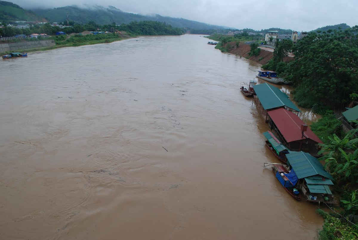 Nước lũ thượng nguồn sông Hồng đang lên cao ở Lào Cai