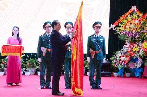 Chủ tịch nước Trần Đại Quang gắn Huân chương Độc lập hạng nhất lên Lá cờ truyền thống của tỉnh Lào Cai. 