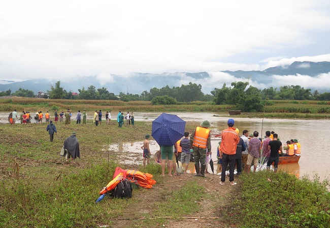 Lực lượng chức năng tham gia tìm kiếm người bị nước lũ cuốn mất tích tại huyện Điện Biên