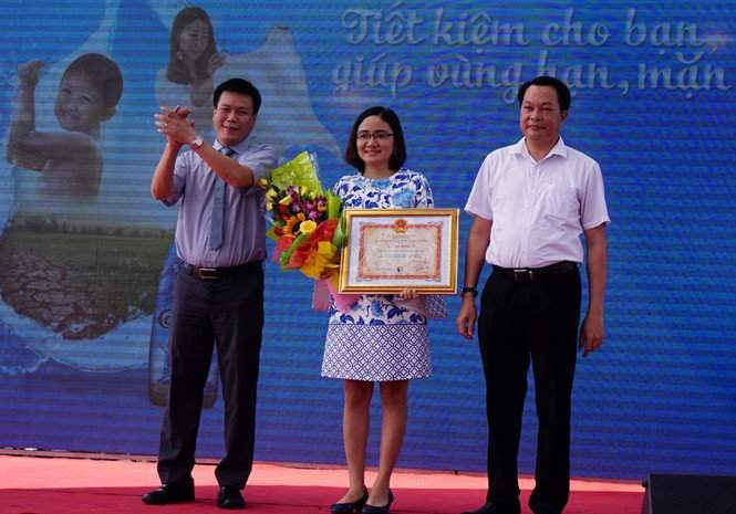Đại diện Lãnh đạo Vụ Thi đua Khen thưởng và Tuyên truyền và đại diện Lãnh đạo Cục Quản lý tài nguyên nước trao bằng khen của Bộ trưởng Bộ Tài nguyên và Môi trường cho Cty TNHH Quốc tế Unilever Việt Nam