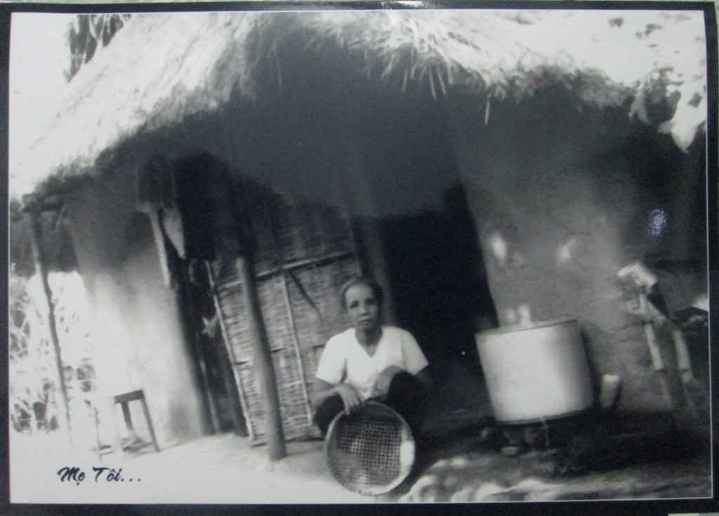 Mẹ Việt Nam Anh hùng Trương Thị Thị bên căn nhà đã ở nhiều năm trước (ảnh chụp lại)