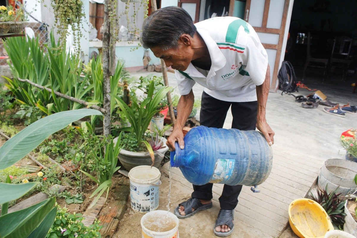 Nguồn nước sinh hoạt bị ô nhiễm do nằm trên khu vực đất cao lanh là nỗi khổ của người dân Gò Hiu