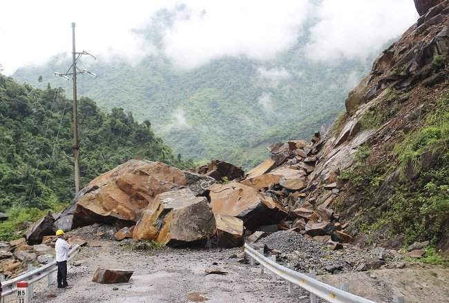 Hiện trường vụ sạt lở đá tại Km33+450, Quốc lộ 279D (đoạn huyện Mường La).