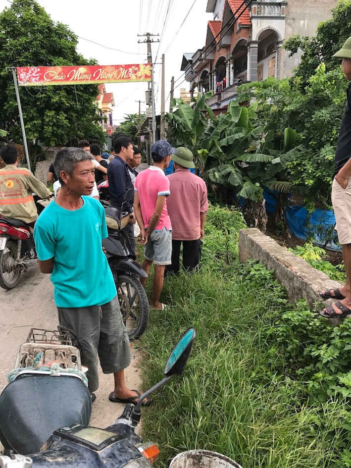 Người dân thôn Vô Ngại kéo ra phản ánh ô nhiễm sông cầu Lường
