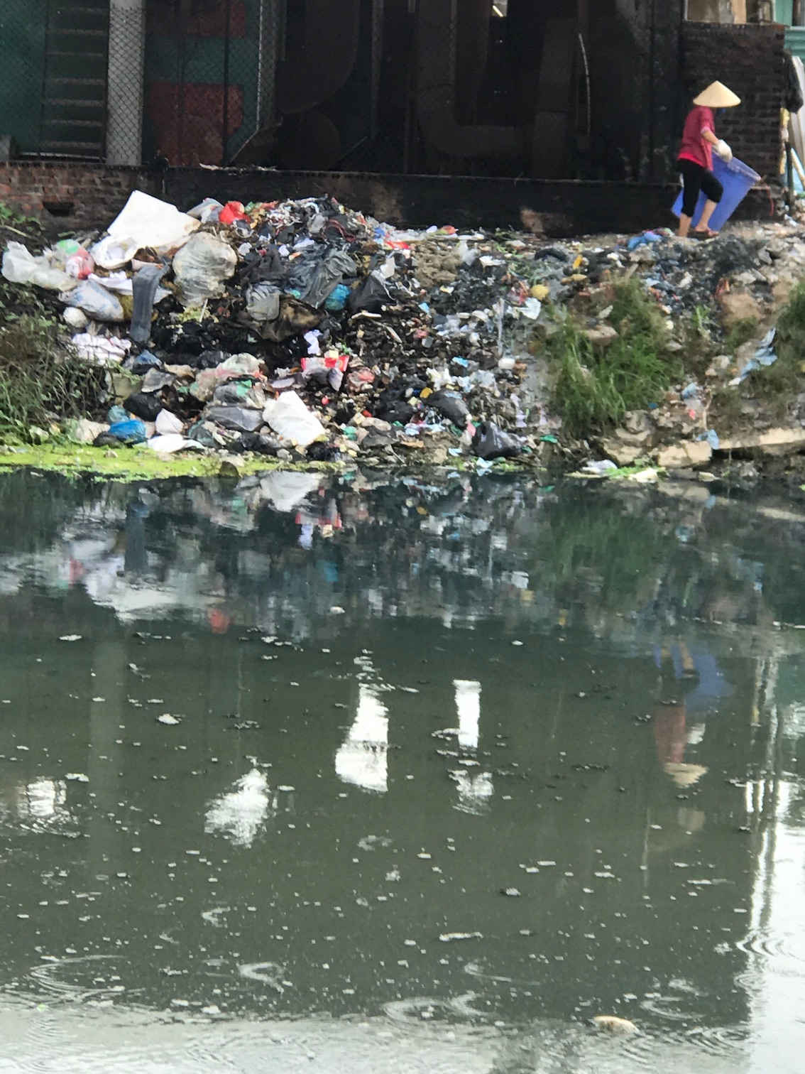 Rác thải công nghiệp được vất bữa bãi bên sông cầu Lường ở cạnh các công ty tại xã Xuân Dục
