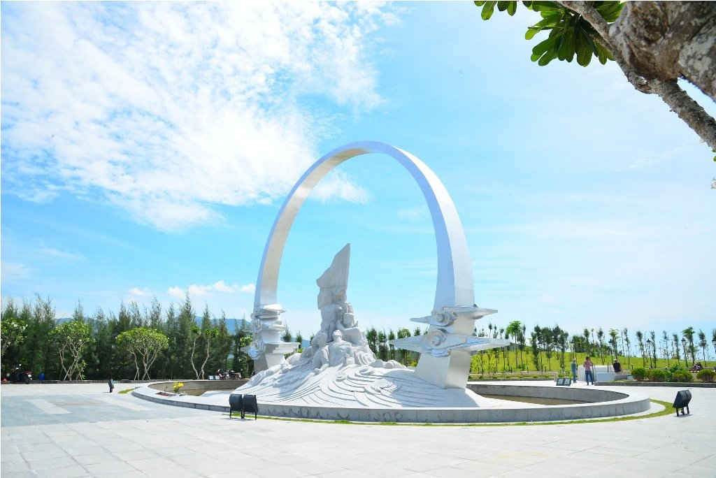 Cụm tượng đài chính mang tên “Những người nằm lại phía chân trời” mang biểu tượng “Vòng tròn bất tử” là “trái tim” của Khu tưởng niệm Chiến sĩ Gạc Ma